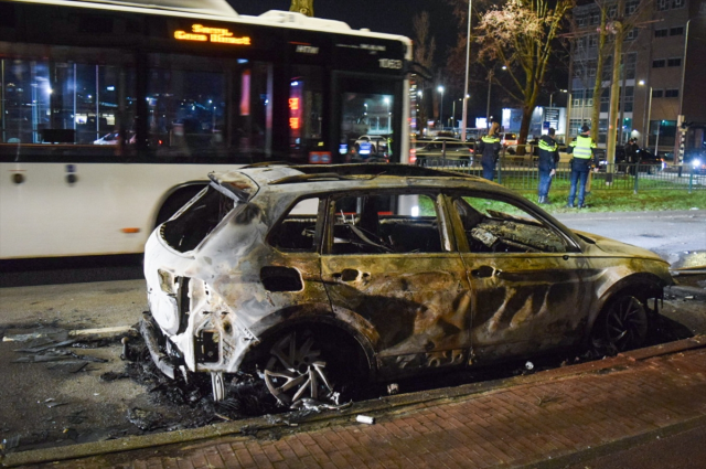 Lahey'de sığınmacılar ayaklandı, ortalık yangın yerine döndü: 6 polis yaralı