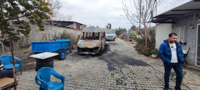 Adana'da AK Partili adayın seçim minibüsünün yanmasıyla ilgili valilikten açıklama: Yangının nedeni elektrik aksamındaki arıza