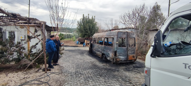 Adana'da AK Partili adayın seçim minibüsünün yanmasıyla ilgili valilikten açıklama: Yangının nedeni elektrik aksamındaki arıza