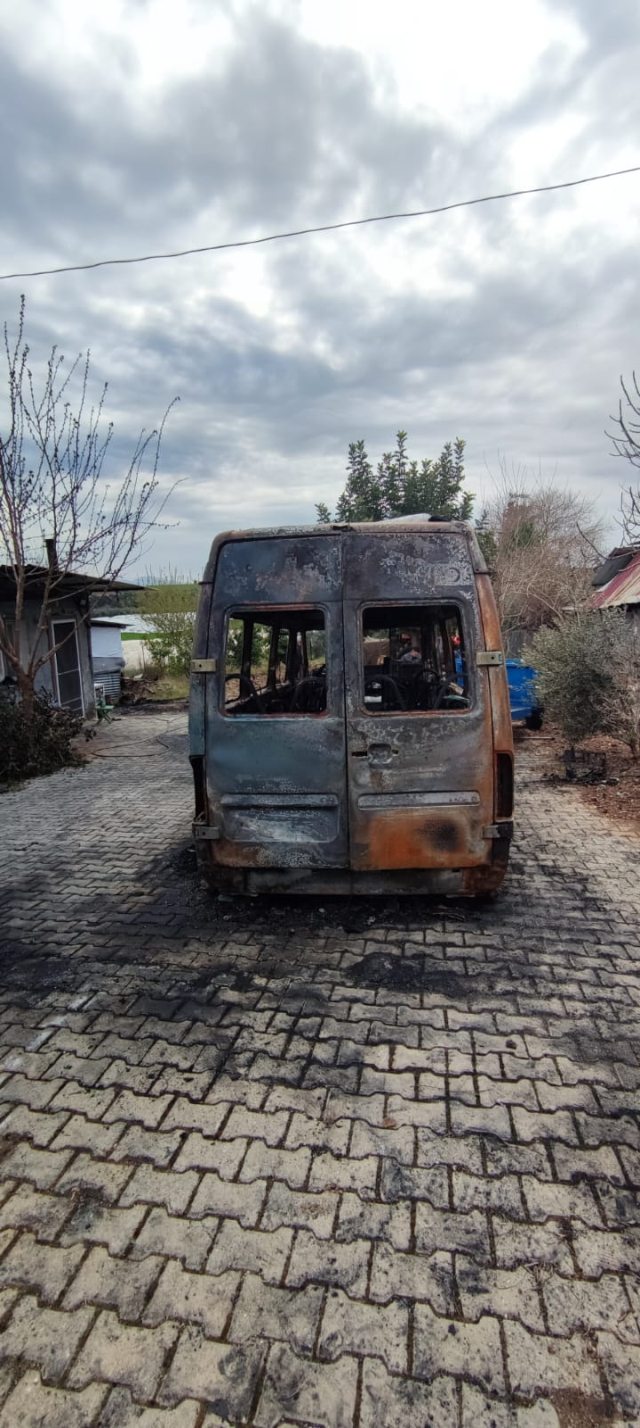 Adana'da AK Partili adayın seçim minibüsünün yanmasıyla ilgili valilikten açıklama: Yangının nedeni elektrik aksamındaki arıza