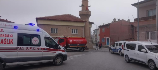 Kendini cami tuvaletine kilitleyerek yakmak istedi