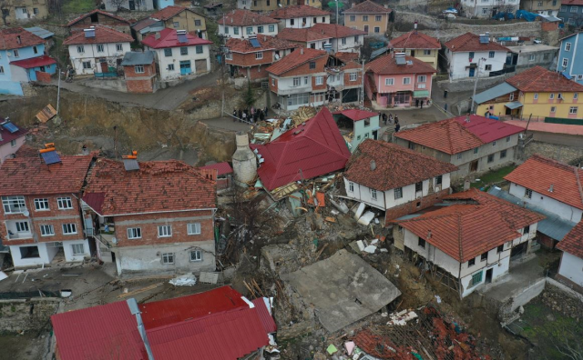 Hayrete düşüren görüntü! Koca köy adeta ikiye ayrıldı