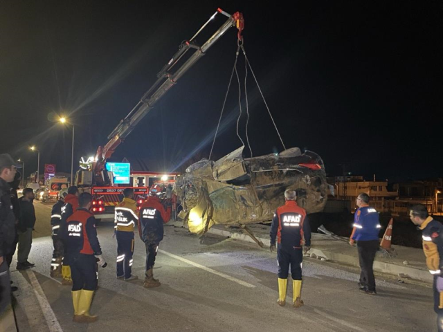 150 metre yükseklikten dere yatağına düşen otomobilde 1 polis hayatını kaybetti, 1 komiser yaralandı