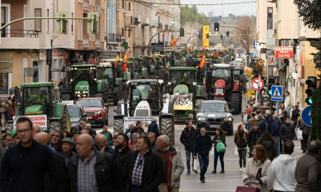 İspanyol çiftçiler ülke genelinde traktörleriyle yolları kapattı