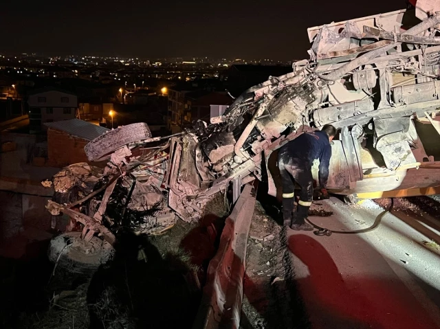 Mıcır yüklü kamyon şarampole devrildi, 2 kişi hayatını kaybetti