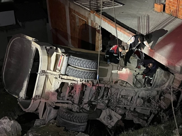 Mıcır yüklü kamyon şarampole devrildi, 2 kişi hayatını kaybetti