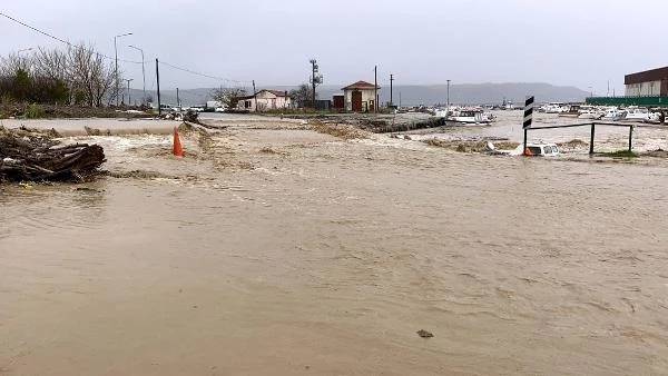 Çanakkale'yi vuran sağanak Kepez Çayı'nı taşırdı, kentte motosiklet ve motokuryelerin trafiğe çıkışı yasaklandı