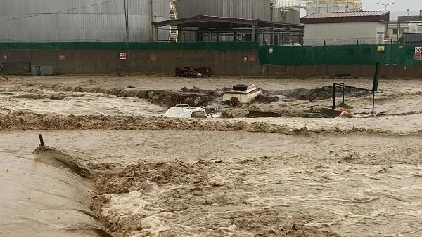 Çanakkale'yi vuran sağanak Kepez Çayı'nı taşırdı, kentte motosiklet ve motokuryelerin trafiğe çıkışı yasaklandı