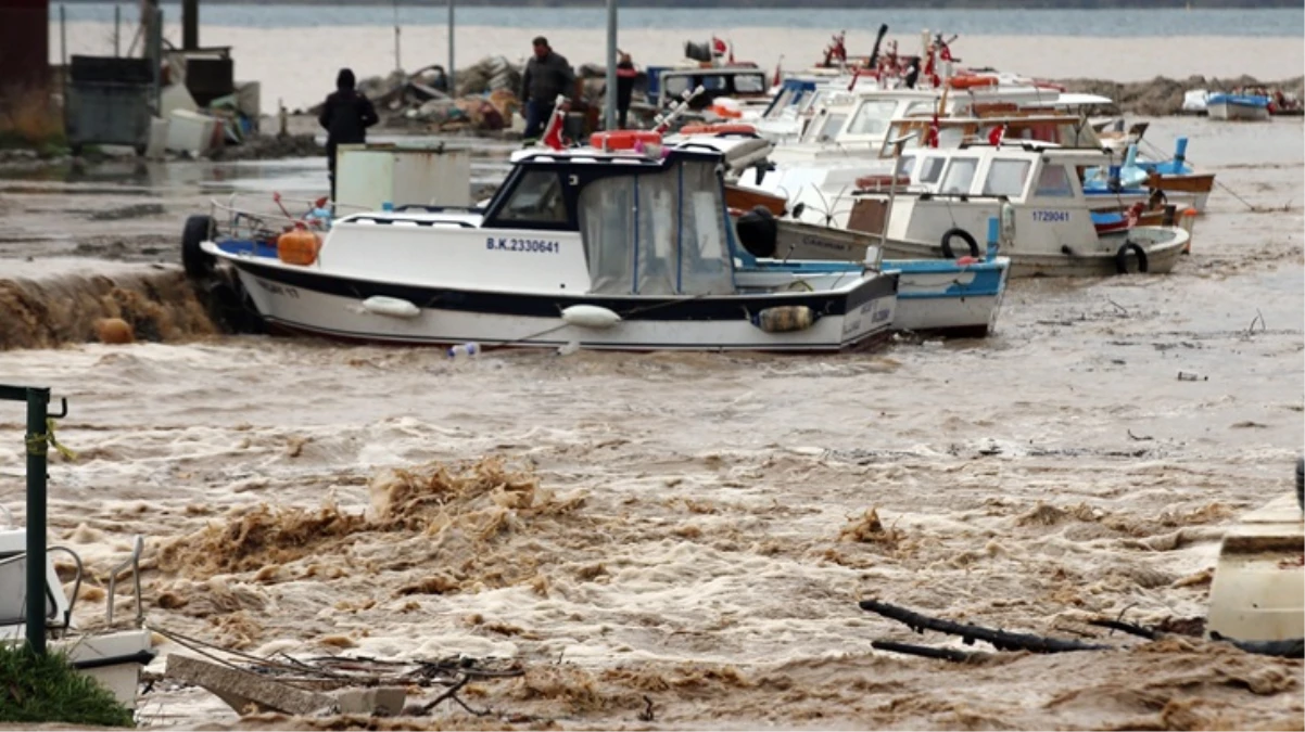 Çanakkale'yi vuran sağanak Kepez Çayı'nı taşırdı, kentte motosiklet ve motokuryelerin trafiğe çıkışı yasaklandı