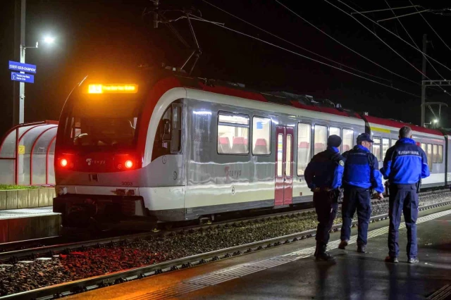 Trendeki yolcuları rehin alan saldırgan polis tarafından vurularak öldürüldü