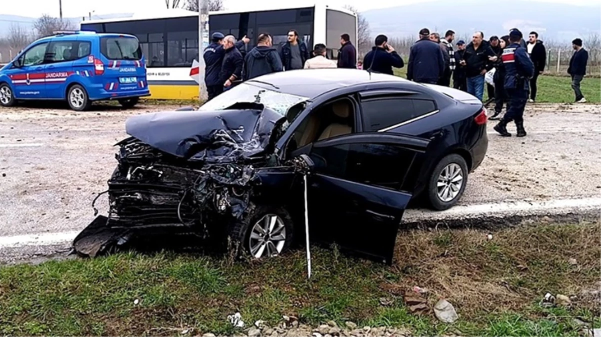 Özel halk otobüsü ile otomobil kafa kafaya çarpıştı: 1 ölü, 8 yaralı