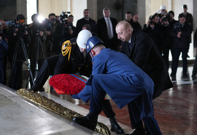 Seçimleri tekrar kazanan Azerbaycan Cumhurbaşkanı İlham Aliyev Anıtkabir'i ziyaret etti