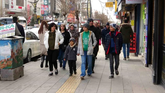 4 günlük tatili fırsat bilen İranlı turistler Van'a akın etti