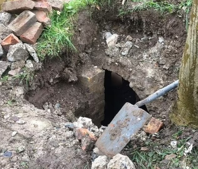 Evinin arka bahçesindeki taşı kaldıran İngiliz anne, II. Dünya savaşından kalma bomba sığınağı buldu