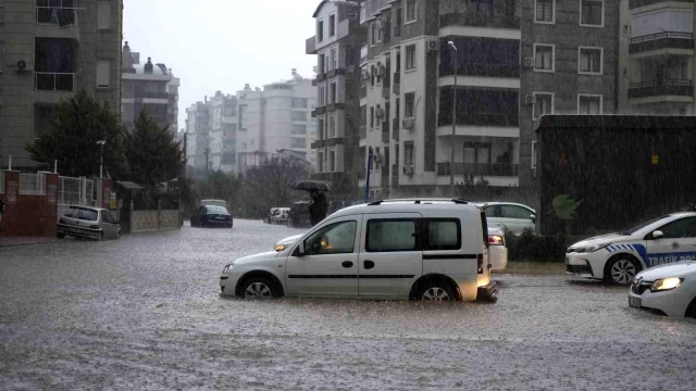 Görüntü sele teslim olan Antalya'dan! Gebizli Mahallesi resmen sular altında kaldı