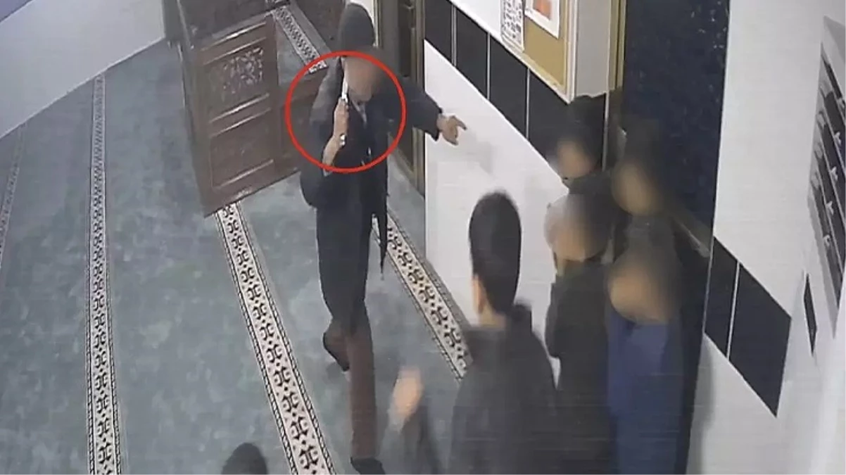 Bıçakla camiyi basan yaşlı adam, çocuklara “Uslu durun” tehdidi savurdu