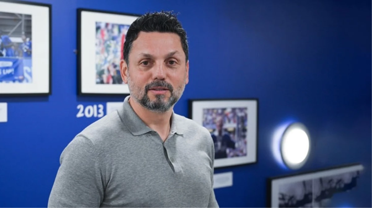 Erol Bulut Fenerbahçe’nin yıldızı Lincoln Henrique’ye formayı giydiriyor