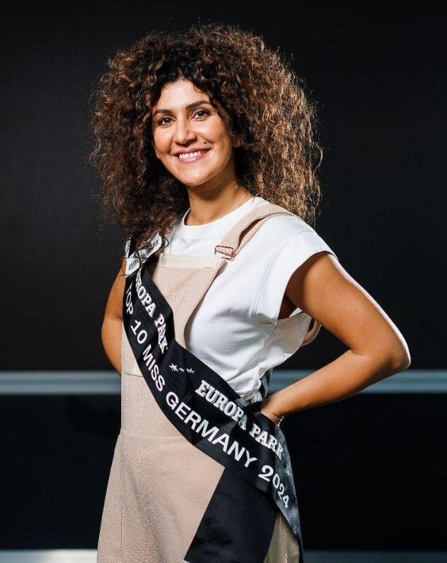 Miss Germany 2024 yarışmasının şampiyonu 39 yaşındaki İranlı Apameh Senauer odu