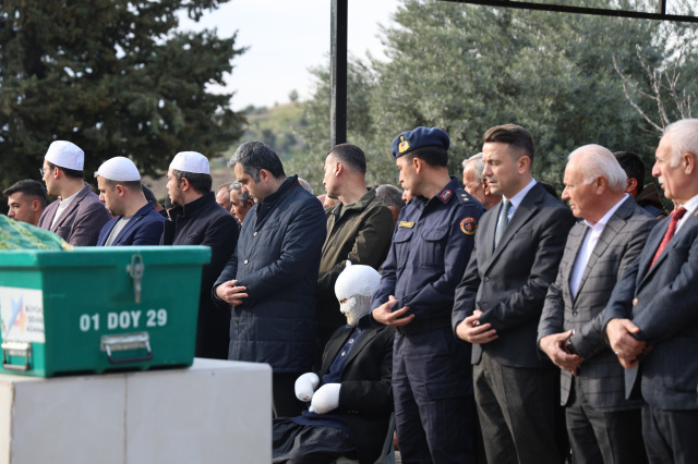 Gözyaşlarına boğuldu! Yangında eşi ve iki oğlunu kaybeden baba sargılarla cenazeye katıldı