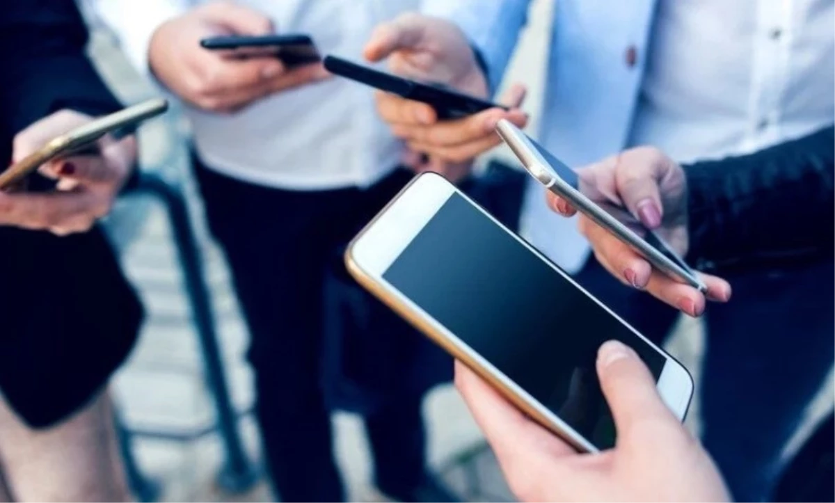 Fransa’da kamusal alanda akıllı telefon kullanımı yasaklandı