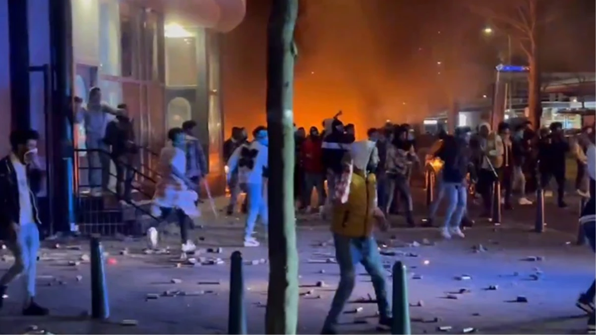 Hollanda’nın Lahey kentinde sığınmacılar ayaklandı! Polis araçlarını ateşe verdiler