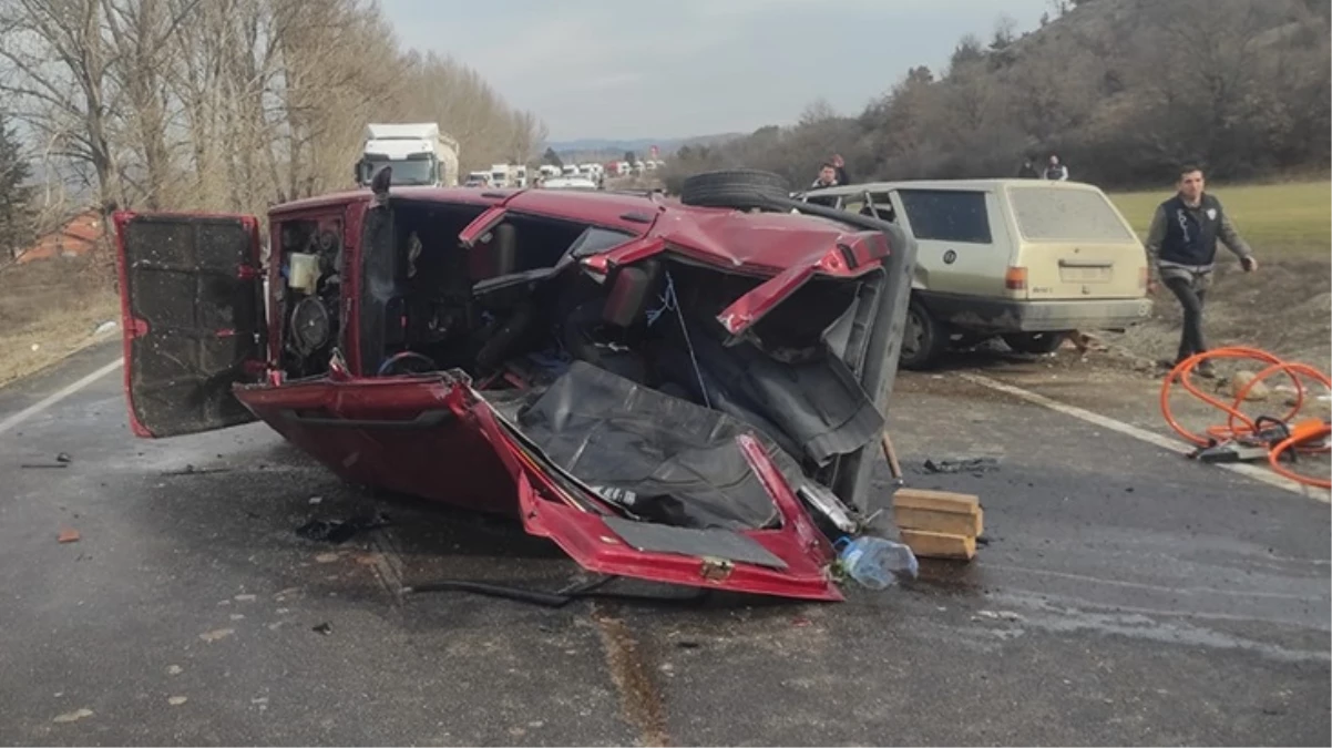 İki otomobilin birbirine girdiği kazada 3 ölü, 3 yaralı