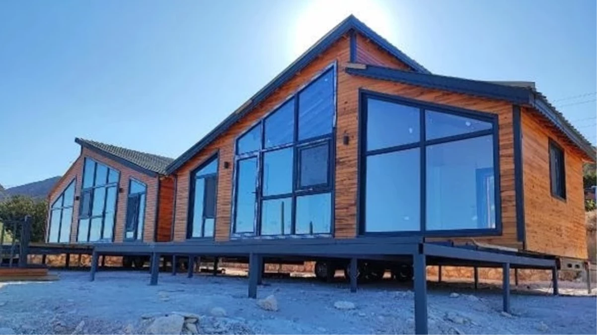 İzmir Karaburun’da Aras Bulut İynemli, Erkan Kolçak Köstendil ve Necip Memili’ye ait “tiny house”lar kaldırıldı