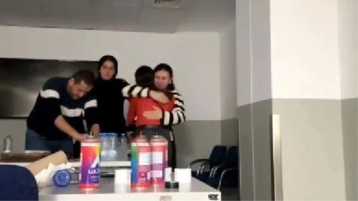 Kocaeli’de fabrikadaki rehine krizi gölgesinde işçiler doğum günü kutladı