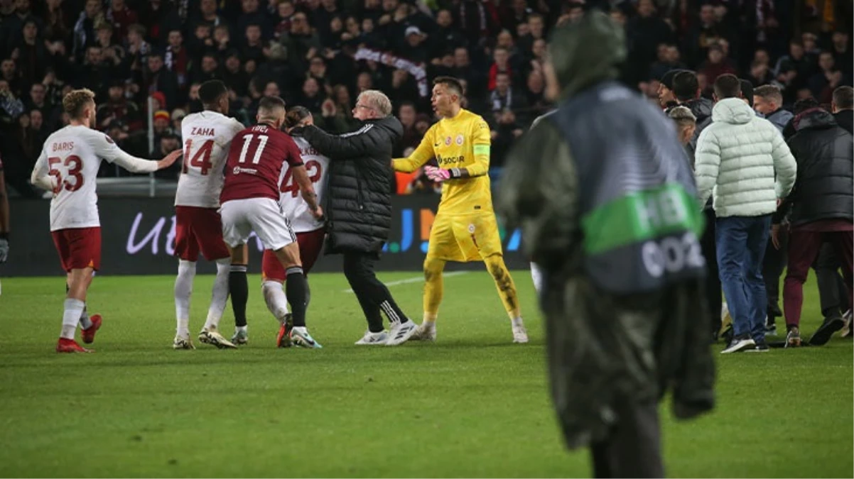 Maç sonu ortalık karıştı! Okan Buruk kırmızı kart gördü