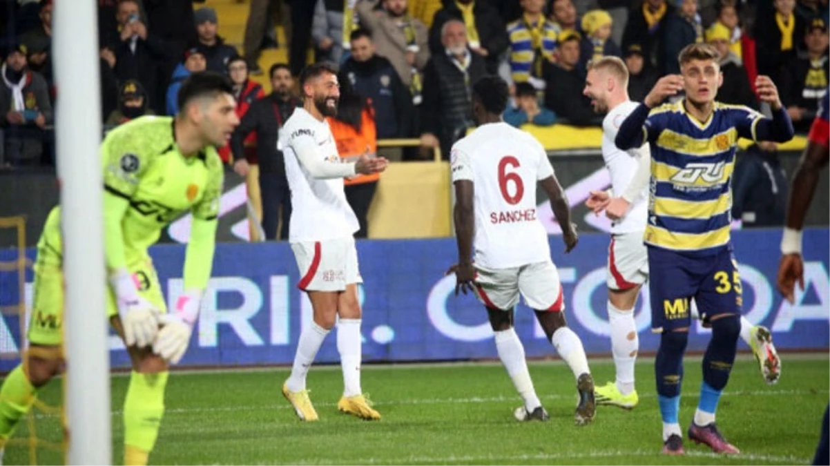 Maçın önüne geçti! Taraftarın protestosuna dayanamayan yıldız futbolcu ikinci yarıya çıkmadı