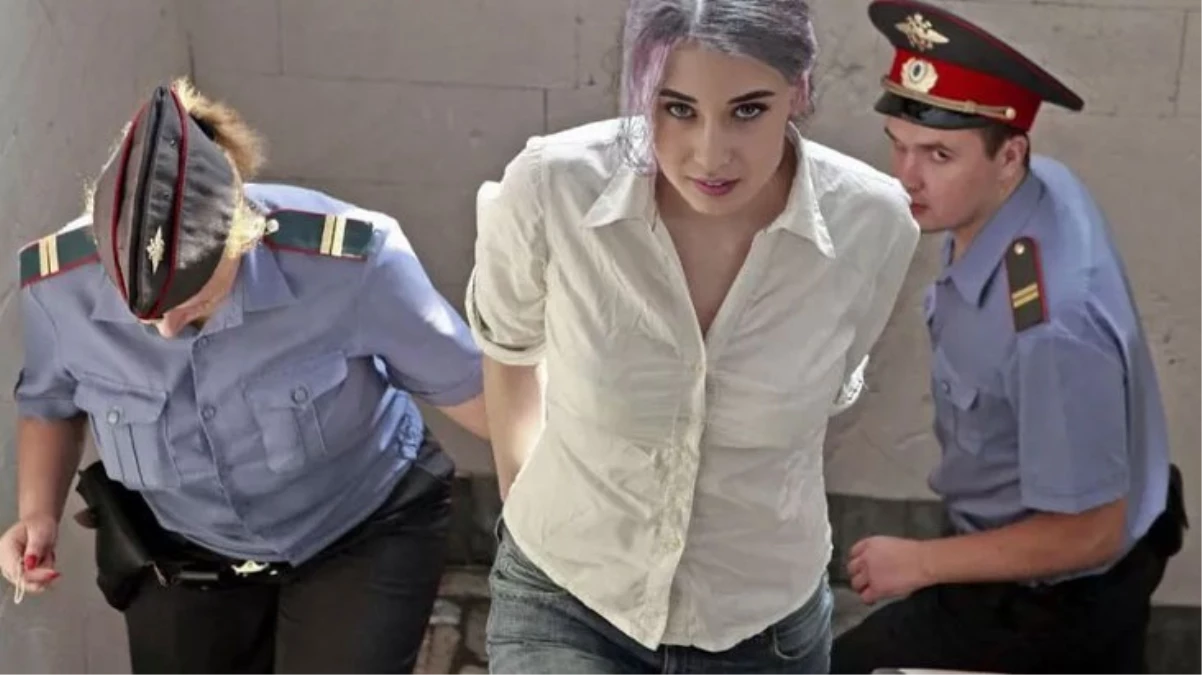 Rusya’da 11 yaşındaki öğrencisini teneffüs saatlerinde sınıfa kilitleyip taciz eden kadın öğretmen, tutuklandı