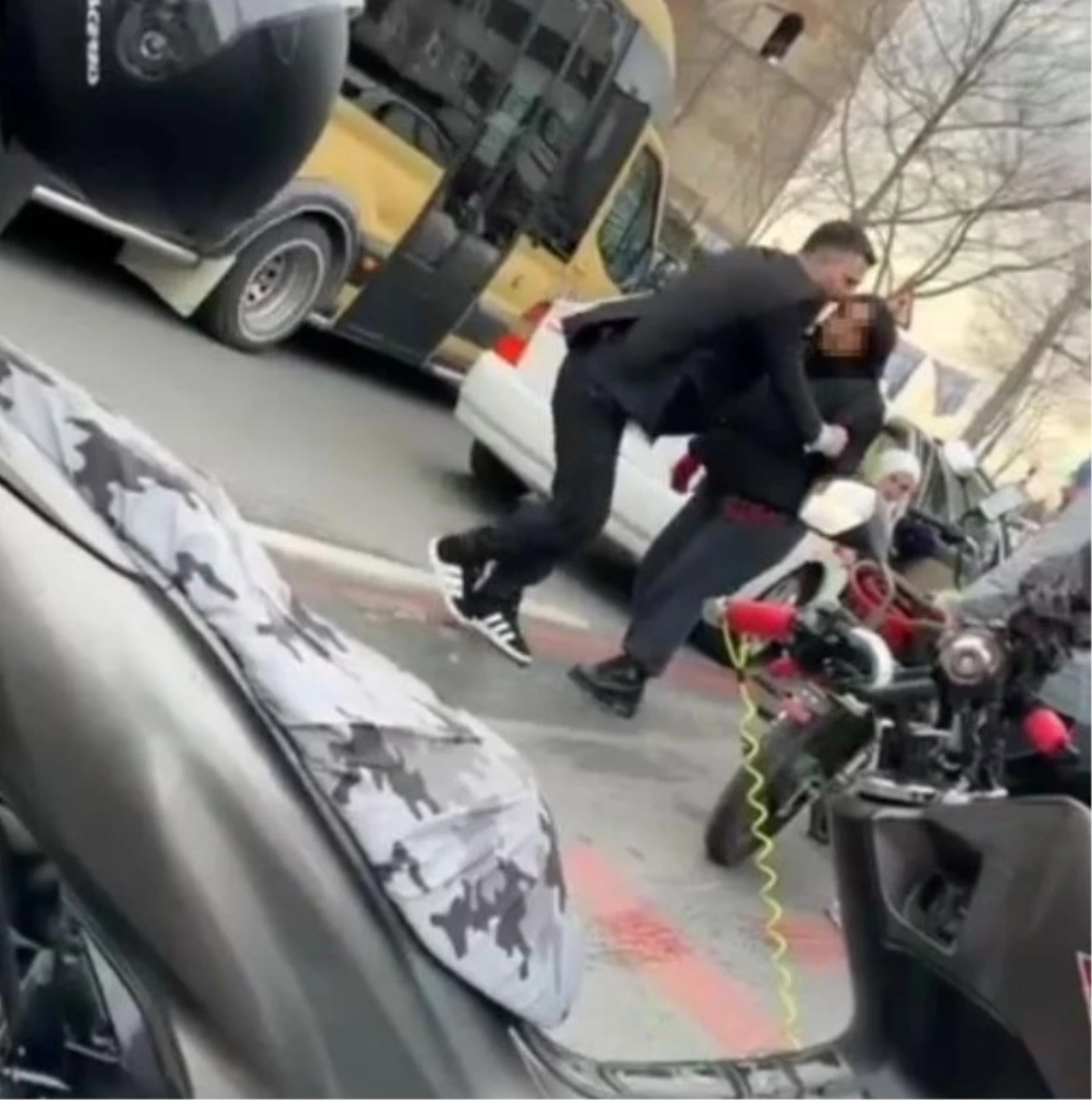 “Sinyal vermedin’ kavgası kamerada: ‘Senin kemiklerini kırar eline veririm’