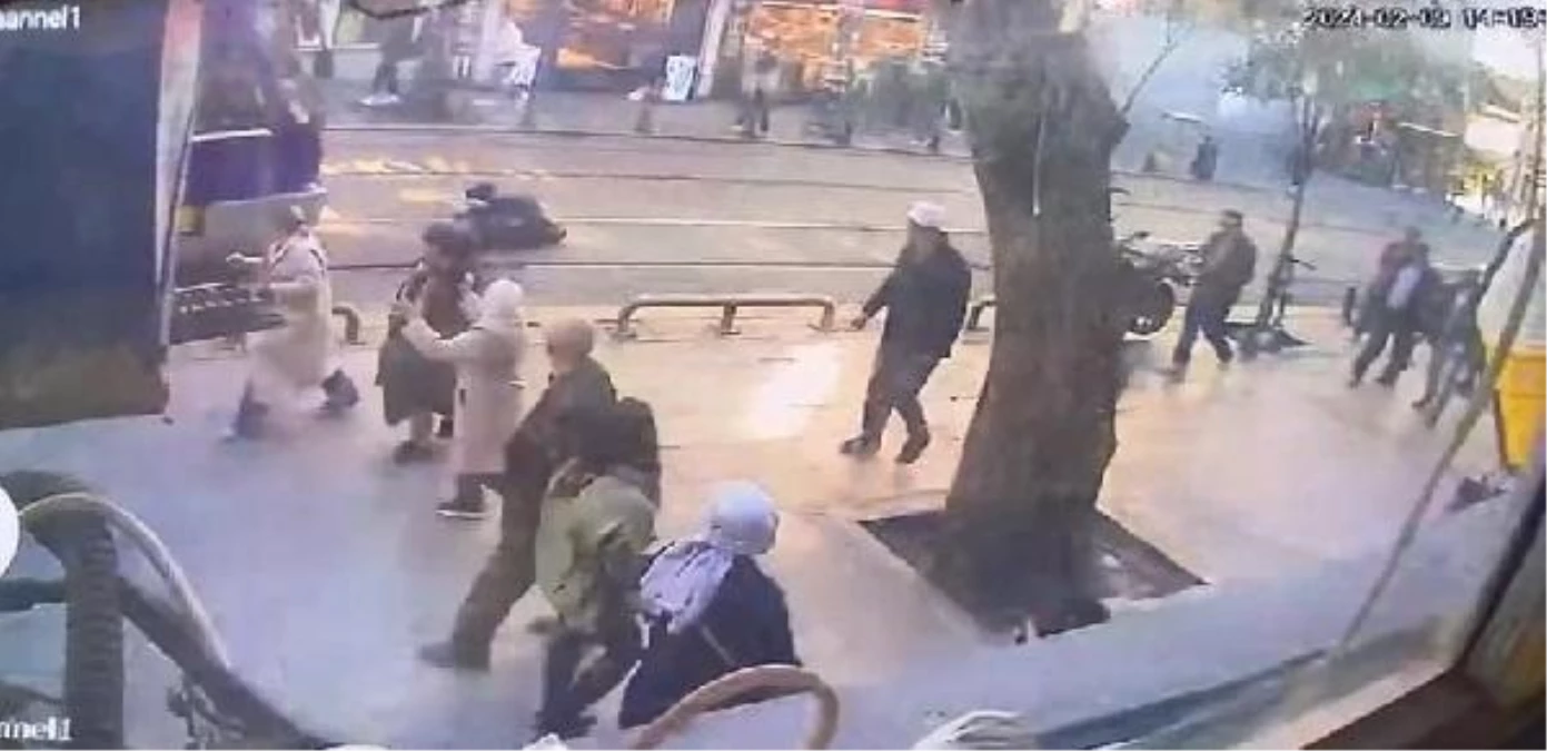 Sultanahmet’te tramvayın yayaya çarptığı anlar güvenlik kamerasına yansıdı