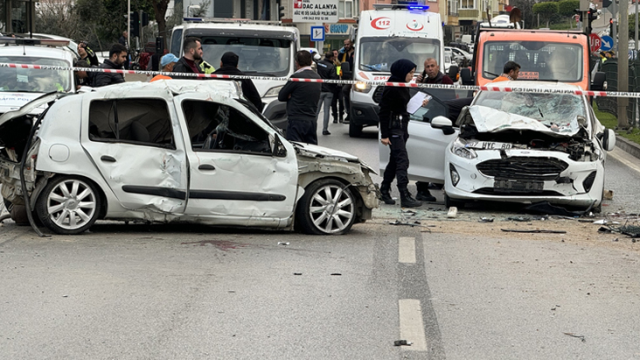 Antalya Alanya'da zincirleme kaza: 2 ölü, 3 yaralı