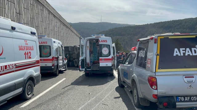 Çankırı'da tır otomobilin üzerine devrildi! 4 kişi öldü, 2'si polis 3 kişi yaralandı