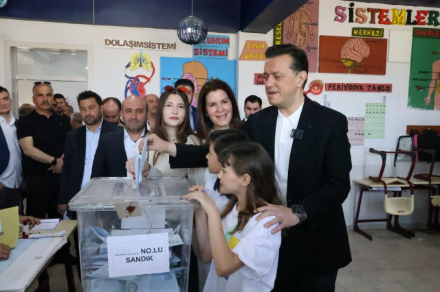 AK Parti Eskişehir Adayı Nebi Hatipoğlu gazetecilerle tartıştı: Ne çekiyorsun oğlum