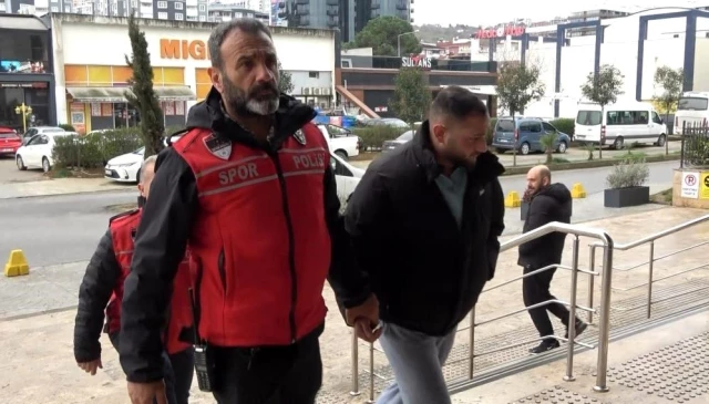 Olaylı maçta sahaya giren maskeli taraftardan şaka gibi savunma: Amacım soyunma odasına gidin demekti