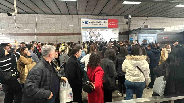 Mecidiyeköy'de yürüyen merdiven aniden ters yönde çalıştı: 3 yaralı