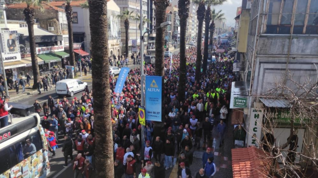 İzmir Büyükşehir Belediyesi'nin zam teklifini kabul etmeyen işçiler sokağa indi