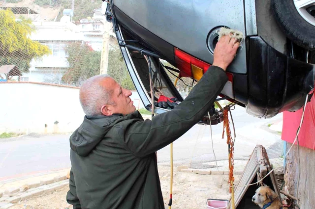 Aracını evin duvarına asarak cezalandırıyor: 2 yıl kesinlikle duracak