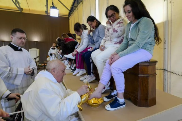 Papa Francis, Paskalya Yortusu kapsamında 12 kadın mahkumun ayaklarını yıkadı