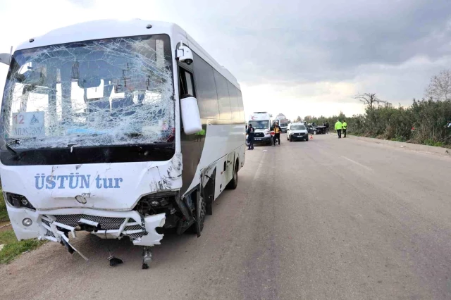 Adana'da otomobil işçi servisine çarptı: 2 ölü, 14 yaralı