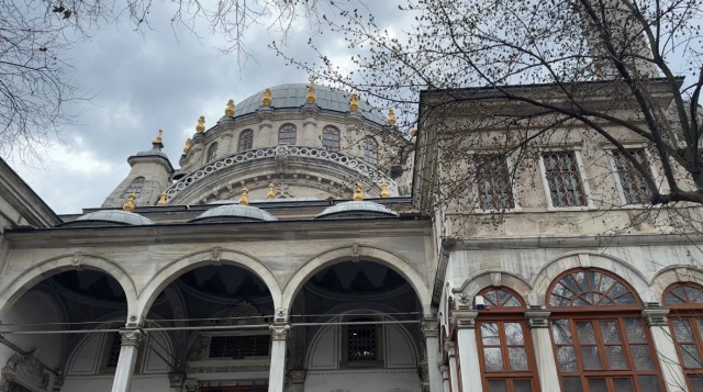 Annesini ve kız kardeşini öldürüp camide intihar eden kişinin son anları güvenlik kamerasında