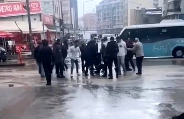 Eşini bıçaklayan saldırganı linç edilmekten polis kurtardı