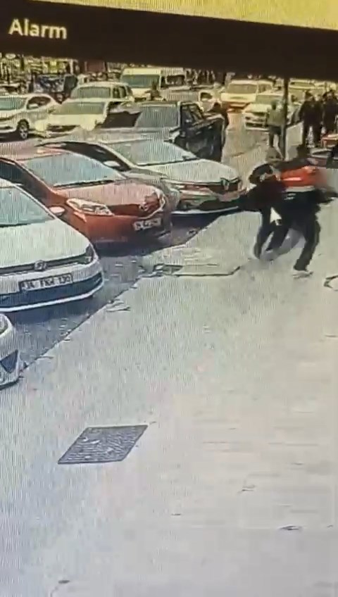 Esnafla motorkuryelerin kavgasında ortalık savaş alanına döndü, 4 kişi yaralandı