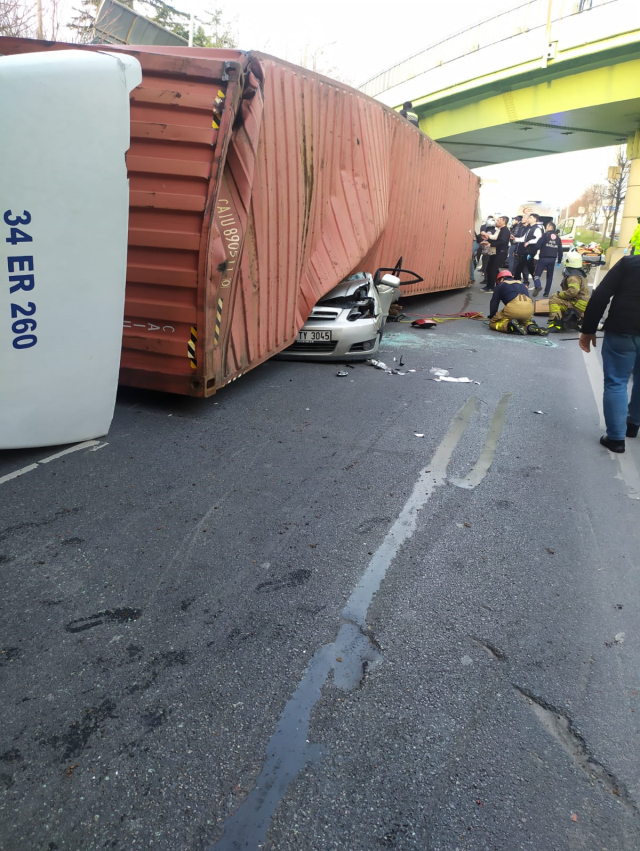 İstanbul Bakırköy'de üst geçide çarpan tır, otomobilin üzerine devrildi: 4 ölü