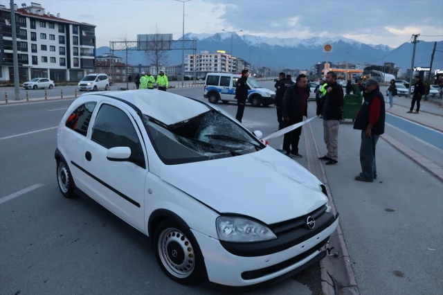 İftar için aldığı ekmekle yolun karşısına geçmek isteyen yaya, otomobilin çarpmasıyla can verdi