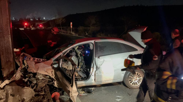 Trafik levhasına çarpan aracın kilometresi 190'da takılı kaldı: 1 ölü