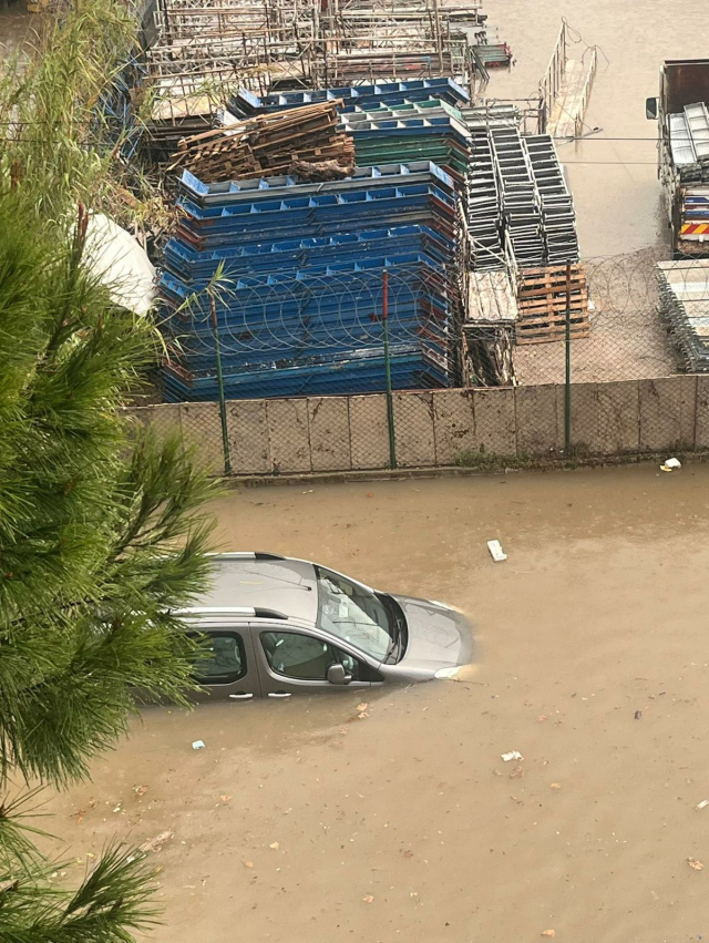 Antalya'da sağanak yağış ve fırtına! Ev ve iş yerlerini su bastı, araçlar yollarda mahsur kaldı