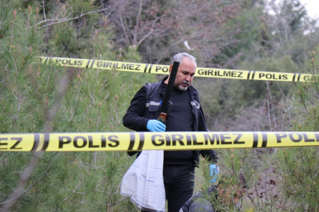 Ormanda mantar aradıkları sırada sızdığını sandıkları kişinin göğsünden vurulmuş olduğunu gördüler